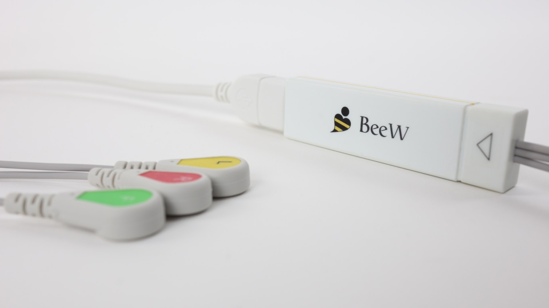BeeW ECG device with colour-coded electrodes